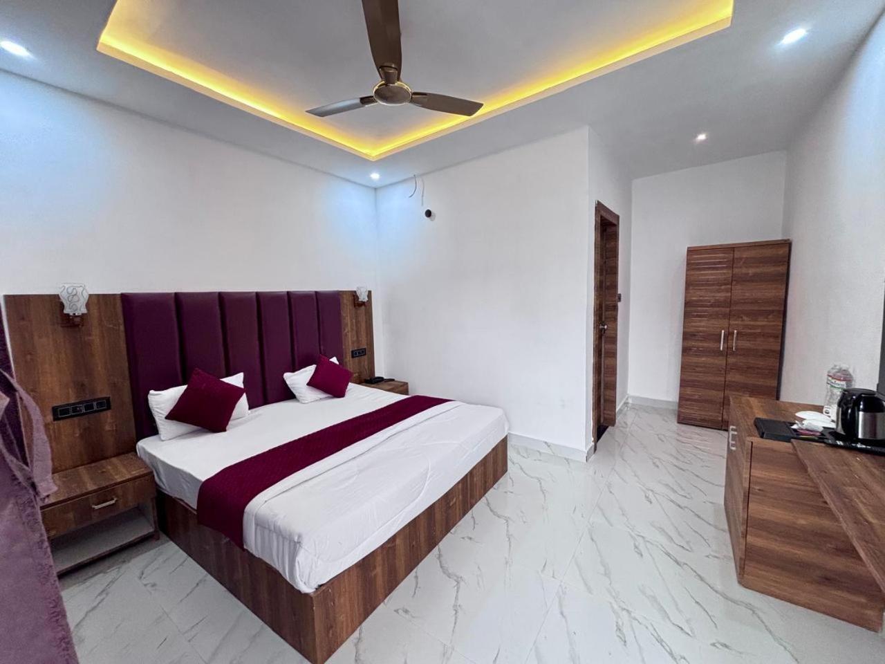 Hotel Omkar Palace Ayodhya 외부 사진