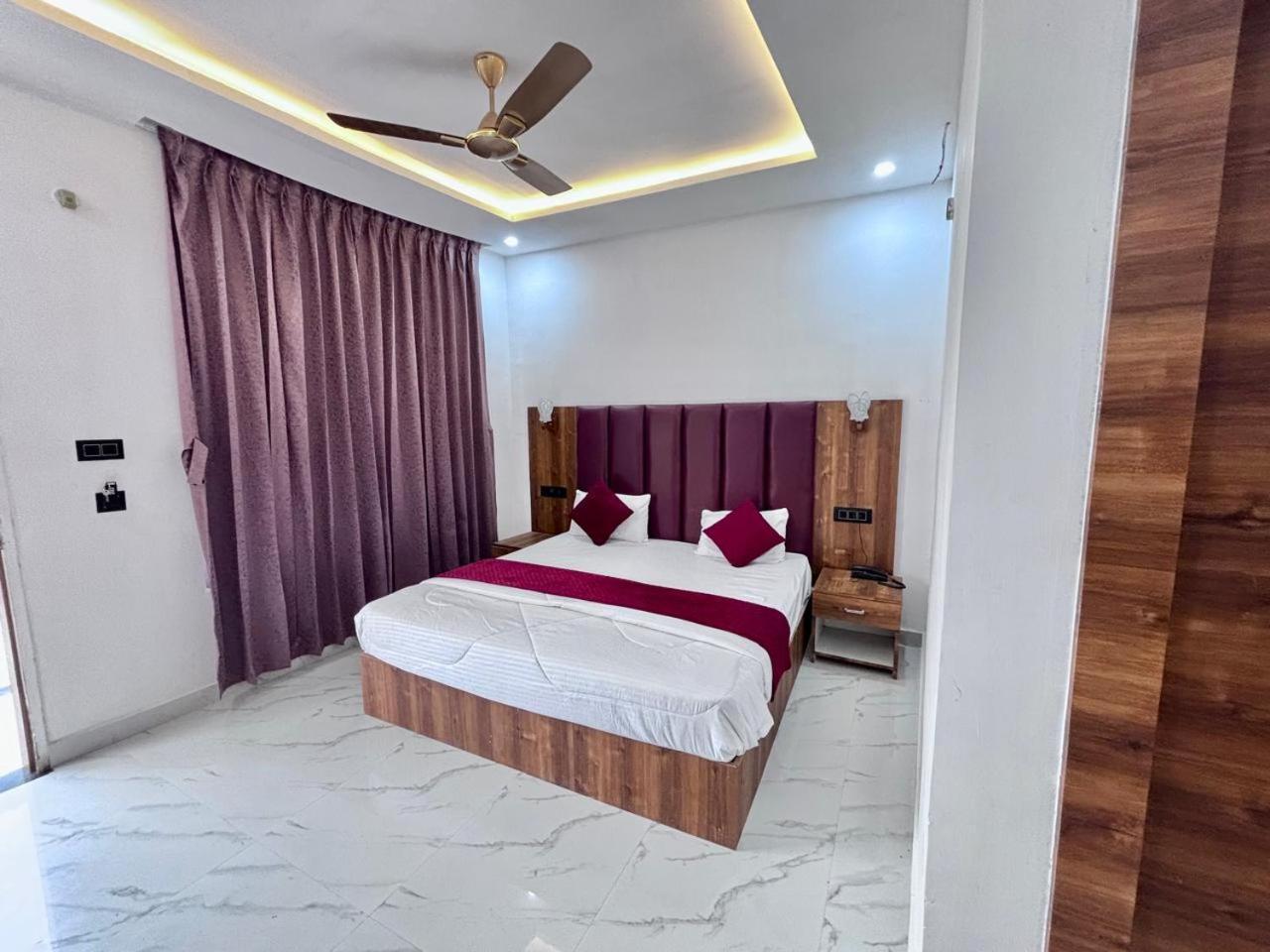 Hotel Omkar Palace Ayodhya 외부 사진